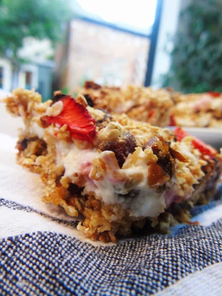 Strawberry Cheesecake Breakfast Bars - Slimming World - Low Syn -Healthy Extra B - Healthy Extra A - Healthy Extras - Breakfast - Slimming World Breakfast Ideas - Sweet Treats - Eat Clean - Fibre - Healthy 