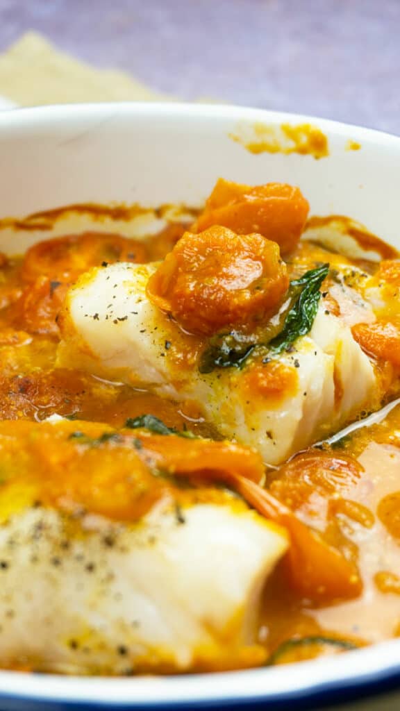 Tomato & Basil Baked Cod Loin Recipe - syn free Slimming World fish dinner recipe